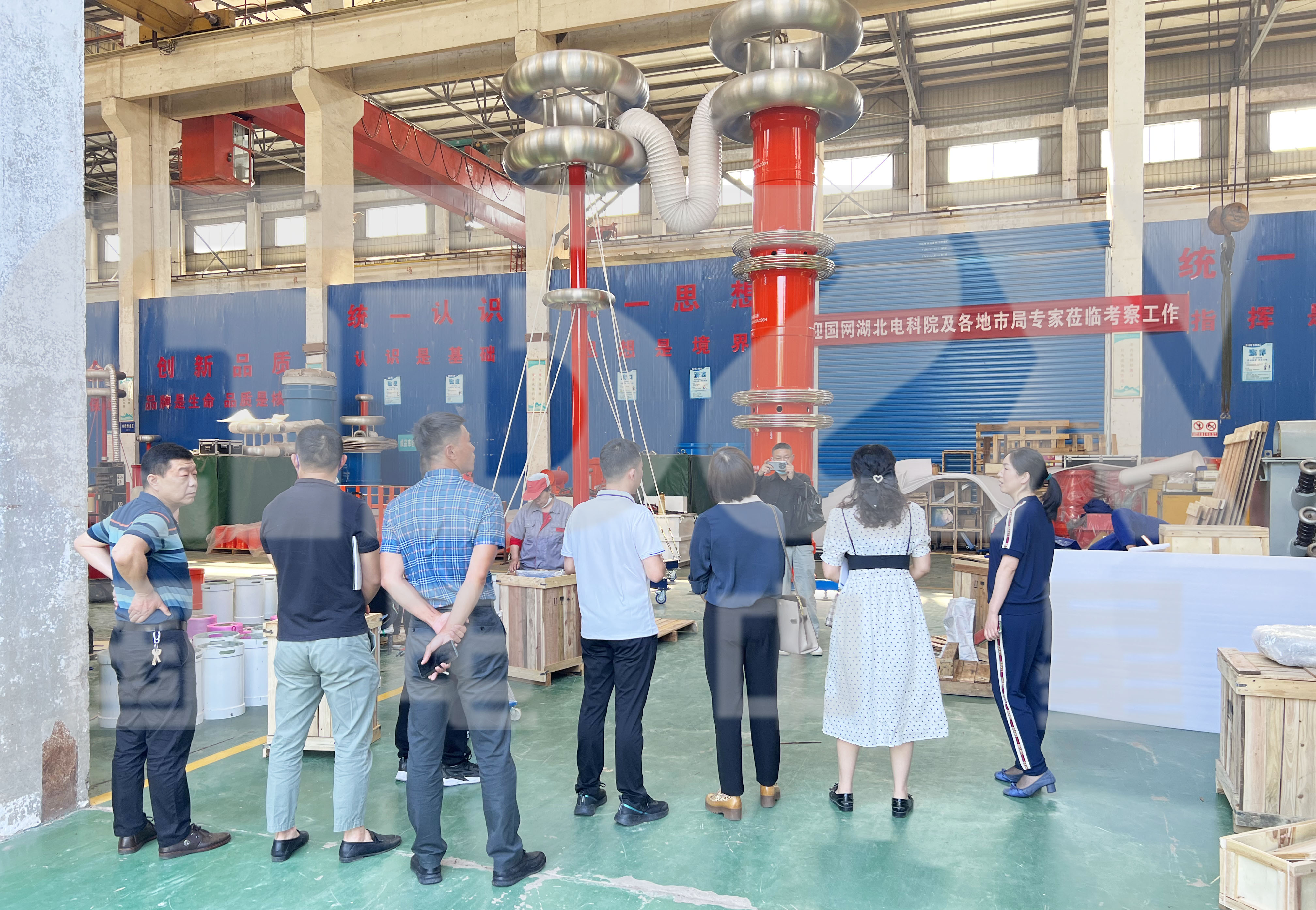 參觀大型生產車間.jpg 參觀大型生產車間.jpg